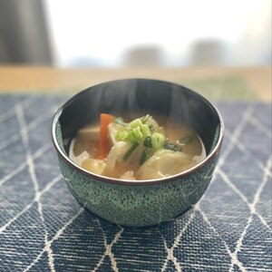 豆腐と里芋と玉葱の味噌汁